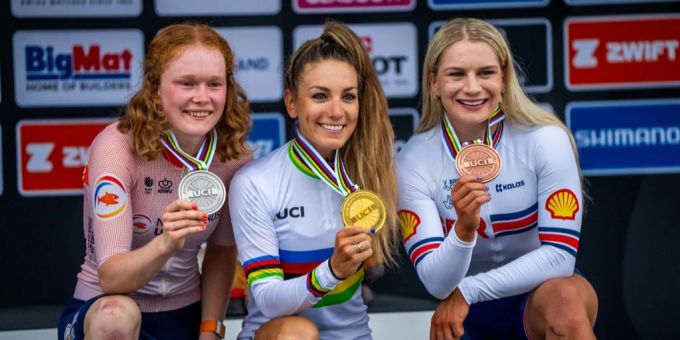 Platzierung nach dem Short-Track-Rennen: Puck Pieterse aus den Niederlanden (2.), Pauline Ferrand Prevot aus Frankreich (1.) und Evie Richards aus Großbritannien (3.), von links nach rechts shorttrack