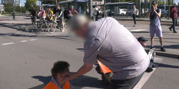 Ein Mann ohrfeigt einen Aktivisten der «Letzten Generation». Letzte Generation