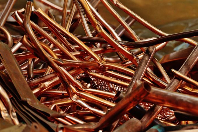 Die Extraktion von Kupfer aus recyceltem Material erfordert etwa 80 Prozent weniger Energie im Vergleich zur Gewinnung aus Erzen. Rohstoffe