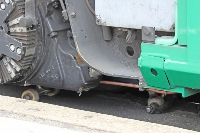 Das Tram musste angehoben werden, damit das Rollbrett entfernt werden konnte. Basler Barfüsserplatz