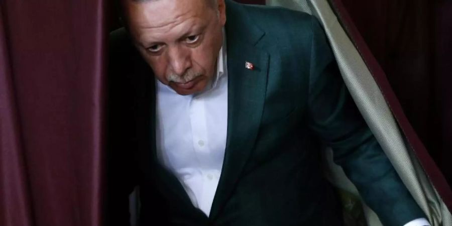 Präsident Recep Tayyip Erdogan verlässt nach der Abgabe seines Stimmzettels die Wahlkabine. Foto: Lefteris Pitarakis/AP