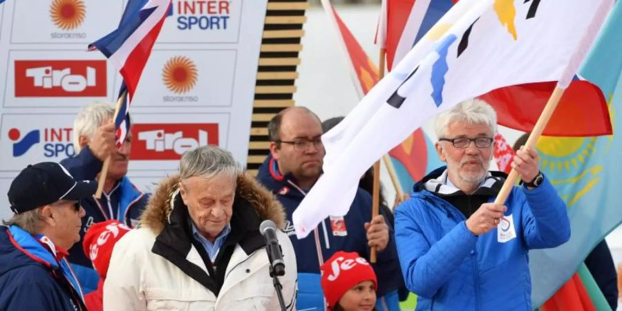 Die Flagge der FIS wird bei der Abschlussfeier an Franz Steinle, Präsident des Deutschen Skiverbandes (DSV), übergeben. Foto: H. Schmidt
