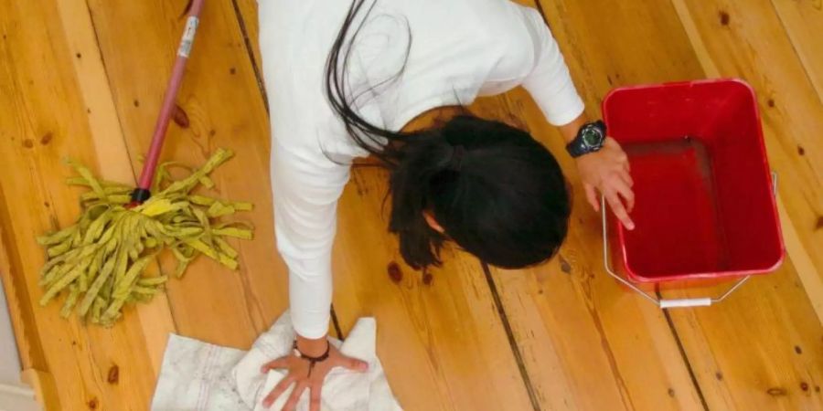 Wenn zu Hause selbst geputzt wird, übernehmen meist Frauen diese Aufgabe. Das ergab eine Umfrage. Foto: Ralf Hirschberger