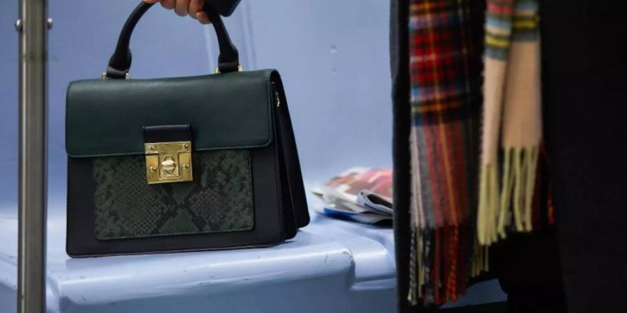Handtaschen spielen in «Greta» eine zentrale Rolle. Foto: Shane Mahood/capelight pictures
