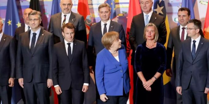 Angela Merkel und Emmanuel Macron beim Gruppenfoto mit Teilnehmern der Balkan-Konferenz im Kanzleramt. Kosovo Belgrad haben sich für einen Friedensdialog ausgesprochen. Kosovo Belgrad