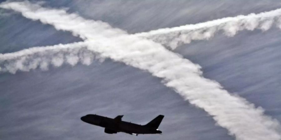 Kondensstreifen am Himmel: Ein möglicher CO2-Preis, ob als Steuer, Abgabe oder Emissionshandel, soll den Ausstoss von Treibhausgasen verteuern. Foto: Frank Rumpenhorst
