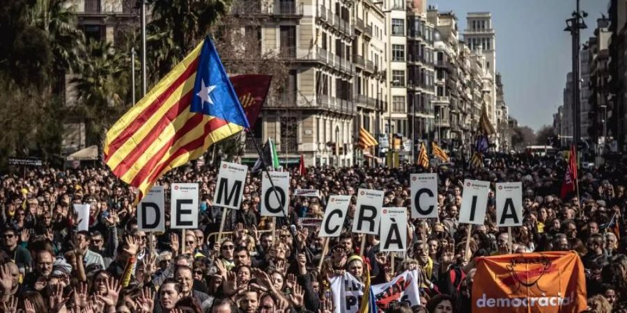 Befürworter der katalanischen Unabhängigkeit nehmen an dem Protest gegen den Separatistenprozess in Barcelona teil. Foto: Matthias Oesterle/ZUMA Wire
