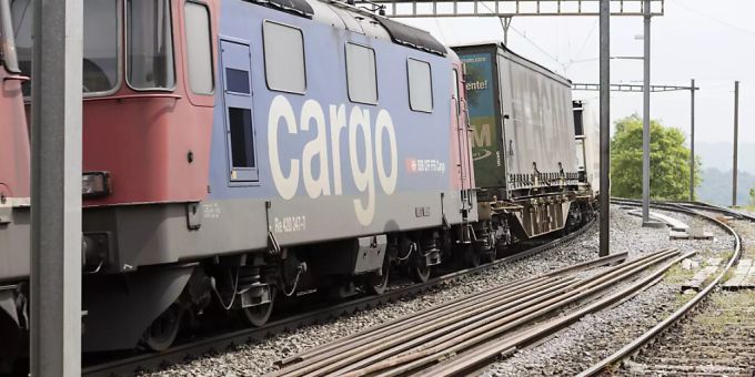 Nach Angaben des Bundesrats deckt heute der Transport von Gütern per Bahn innerhalb der Schweiz die Kosten kaum mehr. (Archivbild) Transport von Gütern