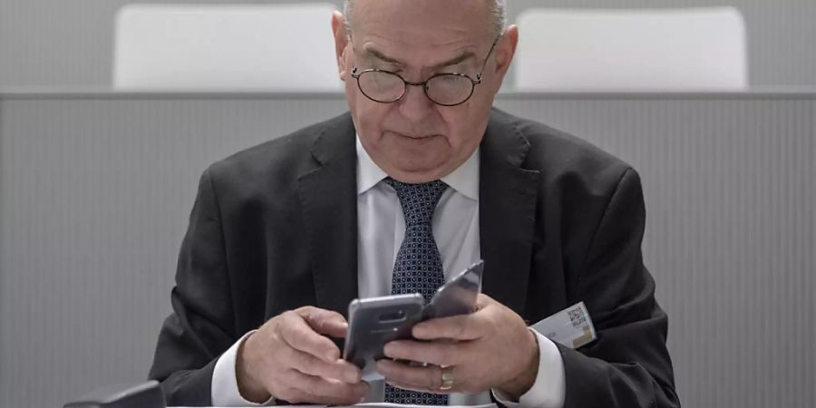 Hat genug vom Blättern: Bundesgerichtspräsident Ulrich Meyer lanciert in Luzern das Digitalisierungsprojekt Justitia 4.0 für die Schweizer Justiz.