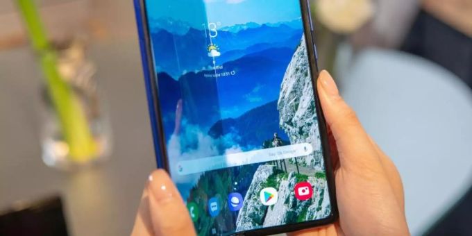 Bei Samsungs Galaxy Fold sind Probleme mit dem Display aufgetreten. Daher wird das Auffalt-Smartphone später auf den Markt kommen als geplant. Foto: Simon Nagel samsungs