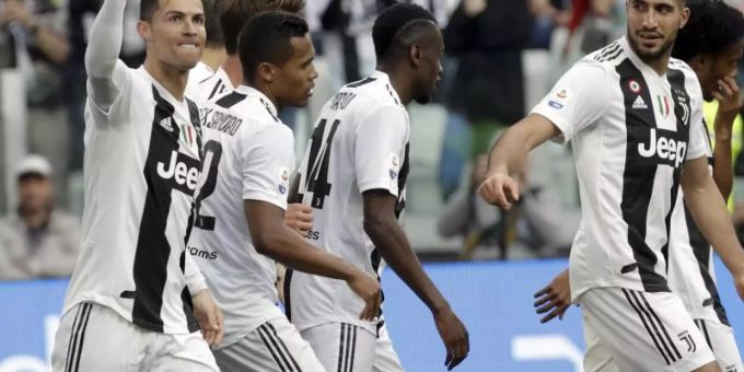 Cristiano Ronaldo (l) und seine Teamkollegen von Juventus Turin wurden italienischer Meister. Foto: Luca Bruno/AP Cristiano Ronaldo (l) und seine Teamkollegen von Juventus Turin wurden italienischer Meister. Foto: Luca Bruno/AP