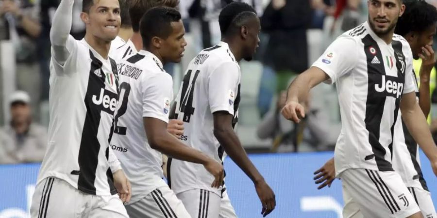 Cristiano Ronaldo (l) und seine Teamkollegen von Juventus Turin wurden italienischer Meister. Foto: Luca Bruno/AP