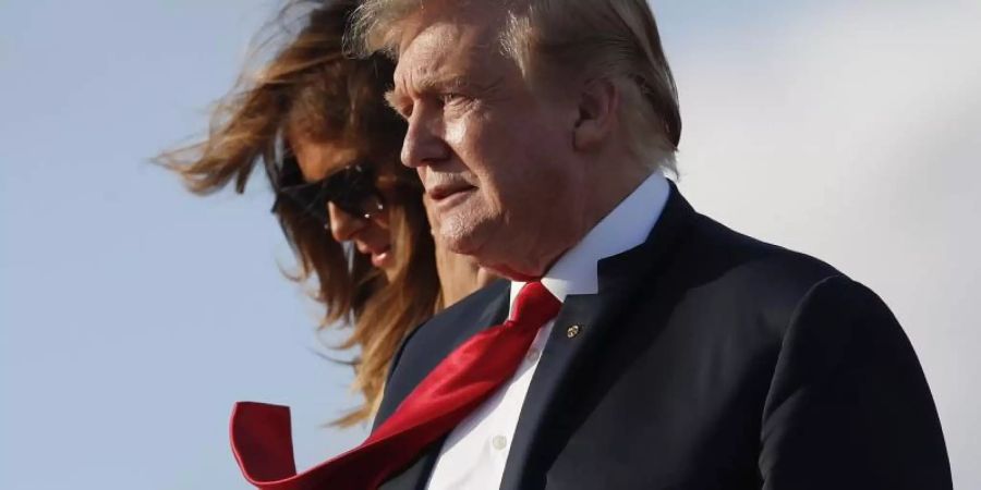 Donald Trump und seine Frau Melania kommen am Palm Beach International Airport an. Der US-Präsident und die First Lady werden das Osterwochenende auf dem Anwesen Mar-a-lago in Florida verbringen. Foto: Pablo Martinez Monsivais/AP