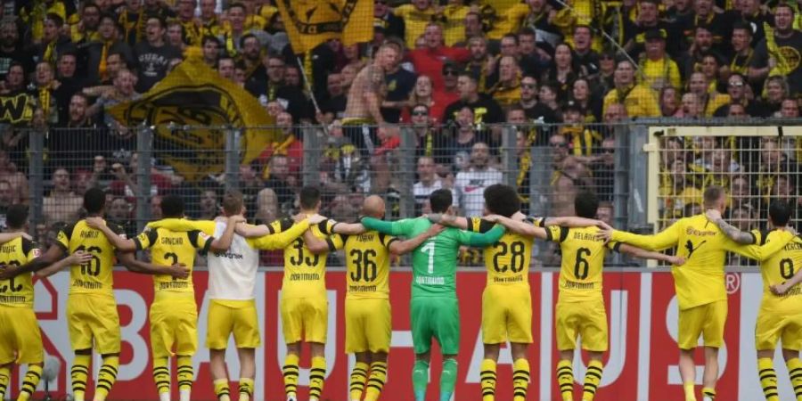 Die BVB-Profis feiern vor der Südkurve den 4:0-Sieg über Freiburg. Foto: Patrick Seeger