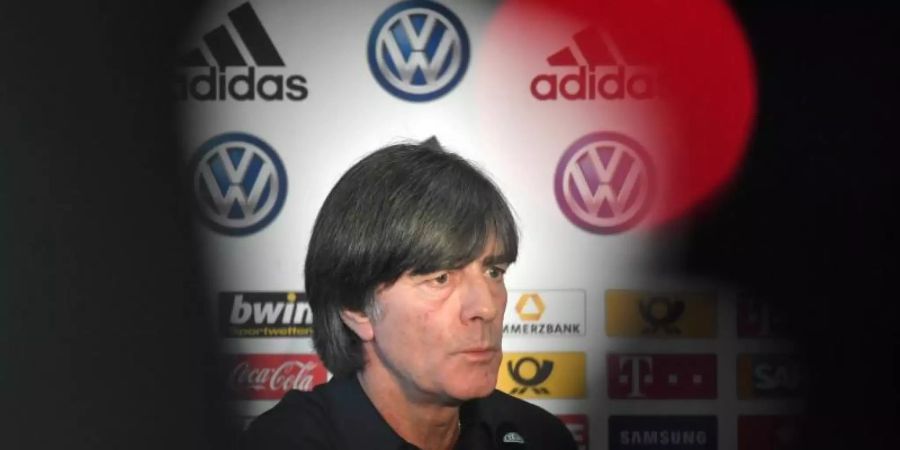 Neu ist das VW-Logo auf der Sponsorenwand hinter Bundestrainer Joachim Löw. Foto: Boris Roessler