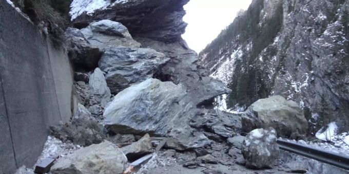Die Felsbrocken türmten sich bis zu acht Metern Höhe auf der Strecke ins Samnaun. Samnaun Felsbrocken Gestein Lawine
