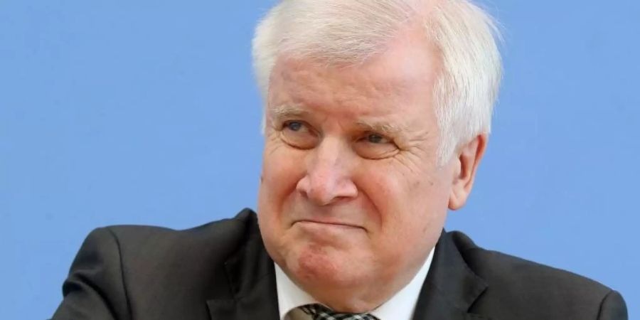 Innenminister Horst Seehofer: «Wir werden die der Entscheidungspraxis zugrundeliegenden Leitsätze des Bamf bis zur Feststellung neuer Entwicklungen im Herkunftsland Syrien vorerst nicht ändern.» Foto: Wolfgang Kumm