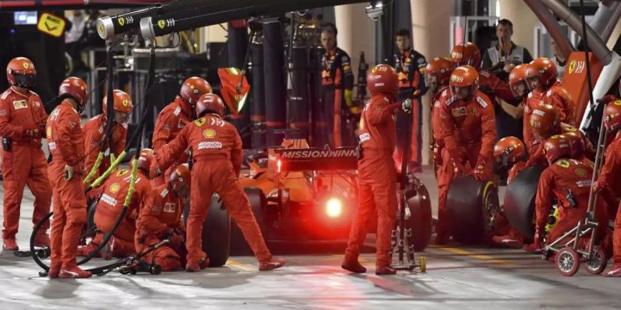 Ferrari-Pilot Sebastian Vettel musste in Bahrain unfreiwillig zum Boxenstopp. Foto: Andrej Isakovic/AFP POOL/AP