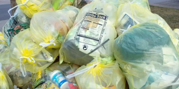 Als Folge des neuen Verpackungsgesetzes beteiligen sich mehr Unternehmen als bisher an den Kosten für die Entsorgung und das Recycling von Verpackungen aus Plastik, Papier oder Metall. Foto: Patrick Pleul/dpa recycling