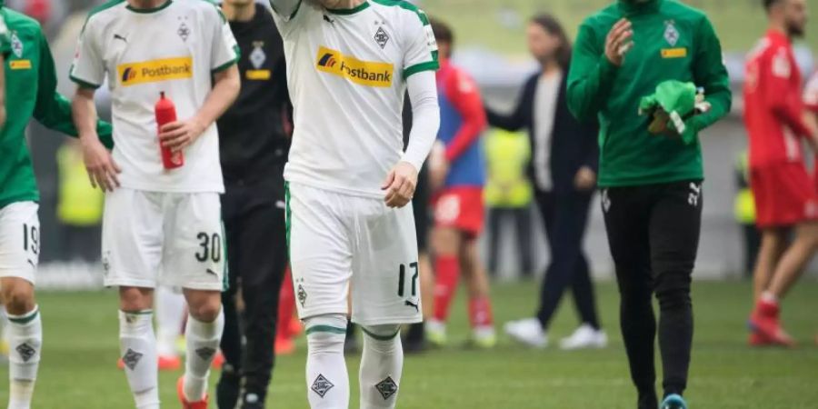 Die Gladbach-Profis schleichen nach der Derbypleite in Düsseldorf vom Platz. Foto: Federico Gambarini/dpa