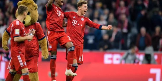 Die Spieler des FC Bayern München feiern den klaren Sieg über Borussia Dortmund. Foto: Matthias Balk/dpa Die Spieler des FC Bayern München feiern den klaren Sieg über Borussia Dortmund. Foto: Matthias Balk/dpa