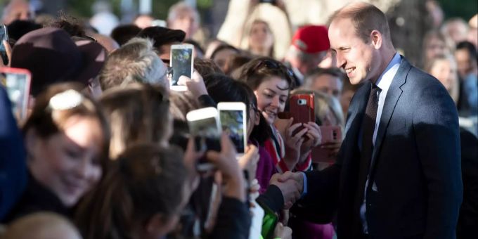 Prinz William spricht in Christchurch, Neuseeland, mit Fans. Jemand fragte den 36-Jährigen nach dem Geburtstermin von Meghan Markle. Prinz William Meghan Markle