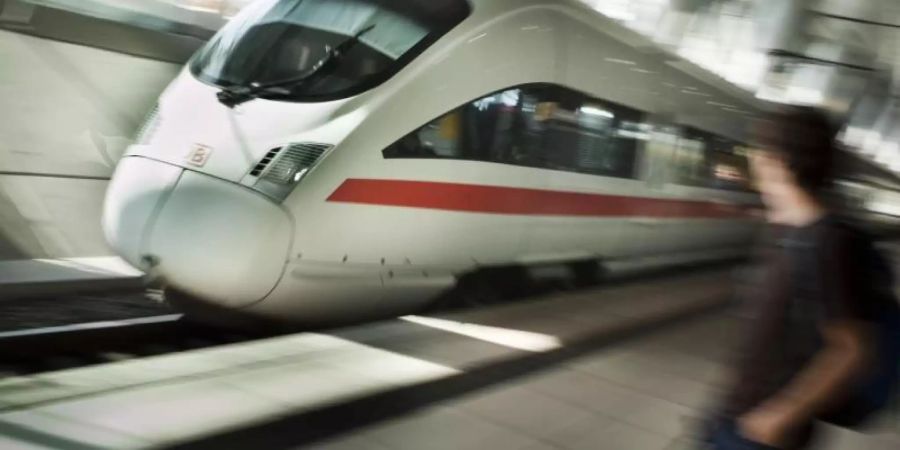 Fernbahnhof am Frankfurter Flughafen. Zahlreiche Fernzüge der Deutschen Bahn konnten vorübergehend den Frankfurter Flughafen und den Mainzer Hauptbahnhof nicht anfahren. Foto: Frank Rumpenhorst/Symbol