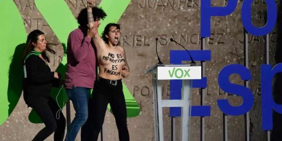 Femen-Aktivistin protestiert gegen rechtsradikale Vox