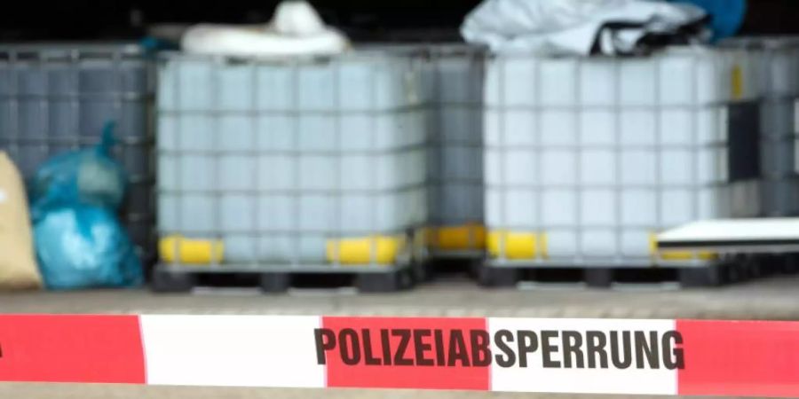 Nach dem Fund von Tausenden Litern Chemikalien und Dutzenden Gasflaschen im Kreis Minden-Lübbecke ermitteln Polizei und Landeskriminalamt. Foto: Oliver Krato