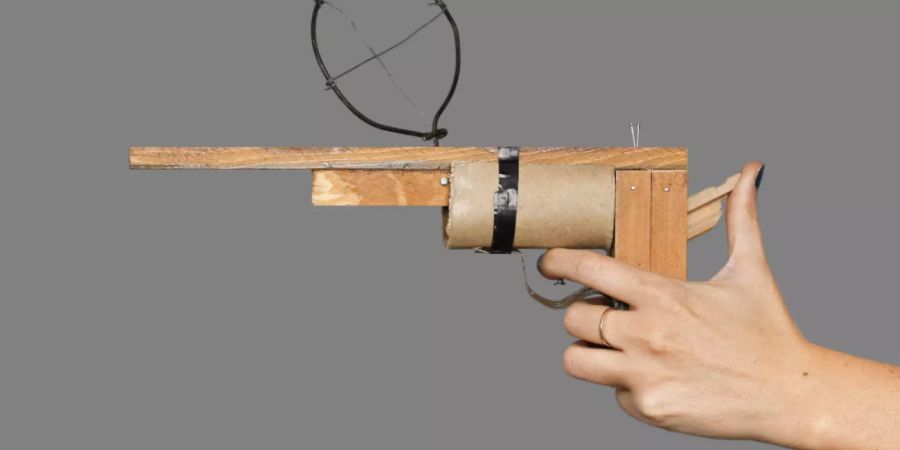 «Holzrevolver» (2013) von Lucas Olivet ist Teil der Ausstellung «Im Visier», die vom 2. März bis 26. Mai 2019 im Forum Schlossplatz in Aarau zu sehen ist.