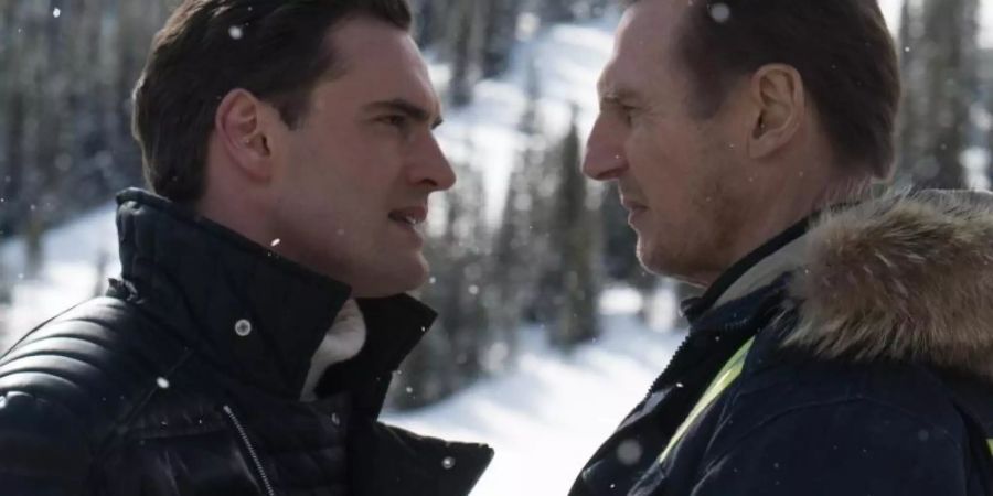 Nels (Liam Neeson, r) geht brutal gegen Gangster vor und schreckt selbst vor dem obersten Oberbösewicht Viking (Tom Bateman) nicht zurück. Foto: Viking (Tom Bateman, l)