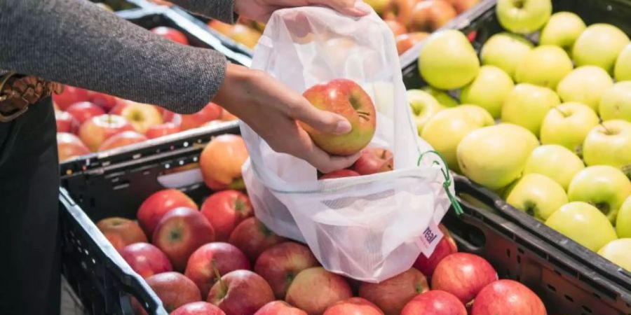 Ersetzt werden sollen die dünnen Plastikbeutel - im Fachjargon Hemdchen- oder Knotenbeutel genannt - bei Real durch kostenlose Tüten aus recyceltem Papier sowie durch waschbare Mehrwegnetze, die der Kunde allerdings kaufen muss. Foto: real GmbH/dpa