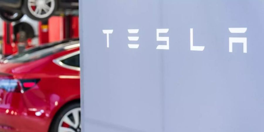 Ein Tesla Service Center in Frankfurt. Tesla will seine Elektroautos künftig nur noch über das Internet verkaufen. Foto: Silas Stein