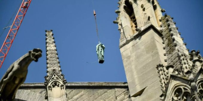 Kran mit Statue der Kathedrale Notre-Dame Kran mit Statue der Kathedrale Notre-Dame