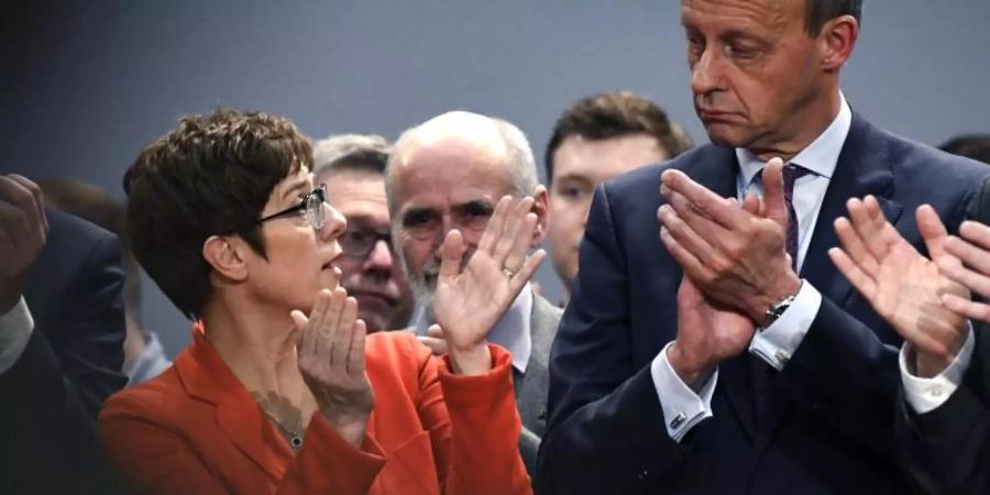 CDU-Chefin Annegret Kramp-Karrenbauer und Friedrich Merz beim Abschluss der Europawahlkampf-Veranstaltung in Eslohe. Foto: Ina Fassbender