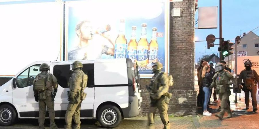 Polizeibeamte bereiten sich in Essen auf ihren Einsatz vor. Foto: Stephan Witte/KDF-TV &amp; Picture 2019