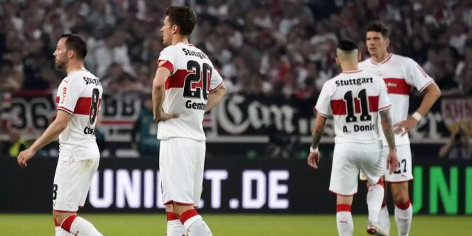 Die Spieler des VfB Stuttgart sind nach dem 2:2 zuhause gegen Union Berlin enttäuscht. Stuttgart Bundesliga Relegation