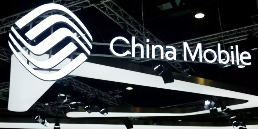 Logo von China Mobile bei der Mobilfunkmesse in Barcelona