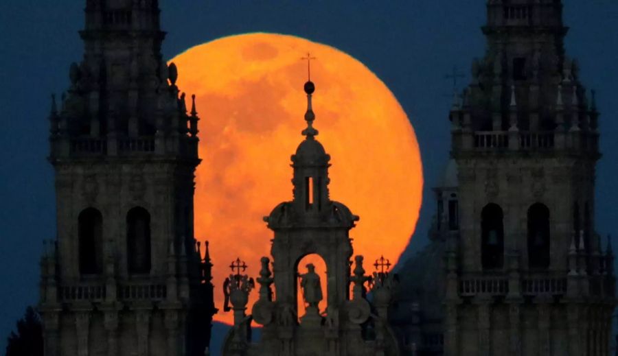 Der Supermond war auch in Spanien, über der Santiagos Kathedrale gut zu beobachten.