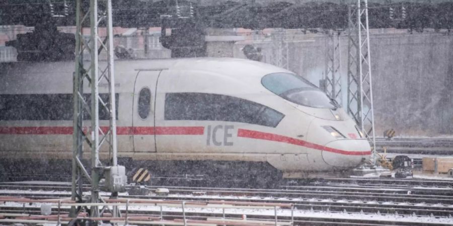 ICE im Schneegestöber bei München
