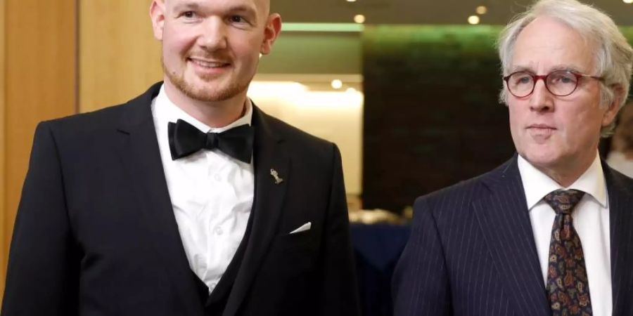 Der deutsche Astronaut Alexander Gerst (l) und der deutsche Botschafter in Russland Rüdiger von Fritsch bei einem Empfang in der deutschen Botschaft in Moskau. Foto: Mikhail Japaridze/TASS