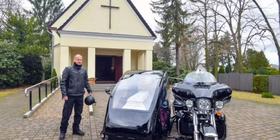 Bestatter Ingo Rauf ermöglicht mit seiner Harley und dem Leichen-Beiwagen einen «Bikerabschied». Foto: Patrick Pleul