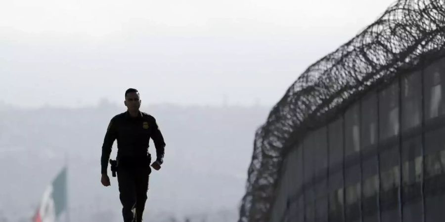 Ein Soldat läuft an der Grenze zwischen den USA und Mexiko entlang. Foto: Gregory Bull/AP