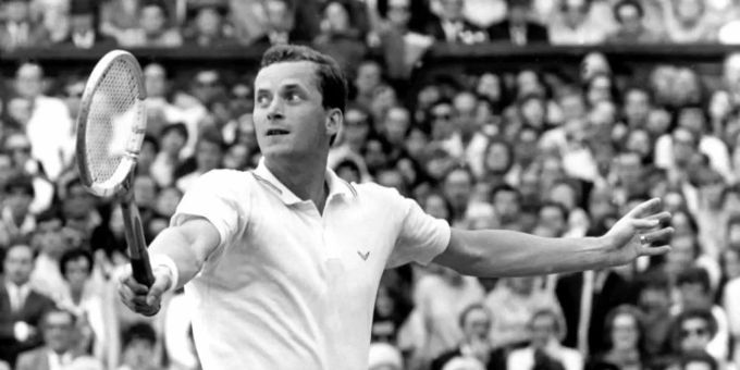 Wilhelm Bungert 1967 bei den All England Championships. Der ehemalige Wimbledon-Finalist wird am 1. April 80 Jahre alt. Foto: UPI/dpa Wilhelm Bungert 1967 bei den All England Championships. Der ehemalige Wimbledon-Finalist wird am 1. April 80 Jahre alt. Foto: UPI/dpa