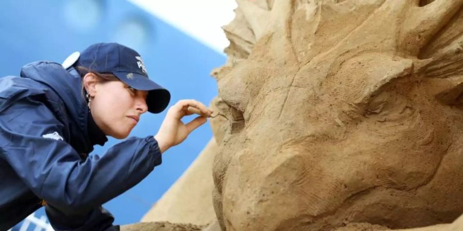 Susanne Ruseler aus den Niederlanden arbeitet an ihrer Skulptur «Seeschlange mit Sirenen». Foto: Danny Gohlke
