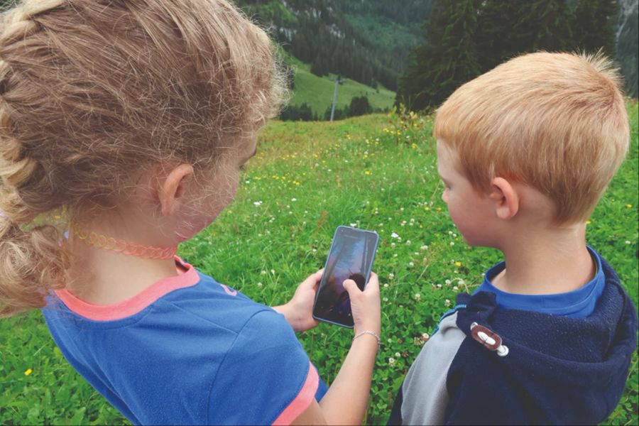 Smartphone Mädchen Junge Naturpark