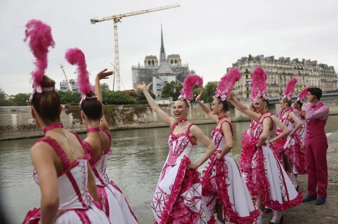Die Tänzerinnen aus dem Moulin Rouge traten am Ufer der Seine auf. Olympia 2024