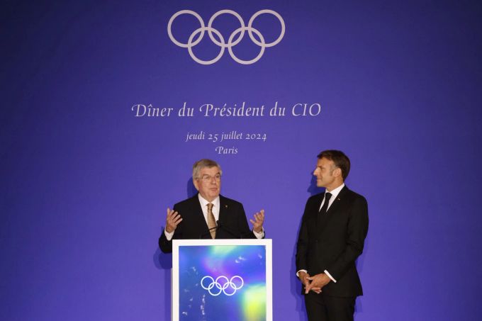 IOC-Präsident Thomas Bach (links) mit Frankreichs Präsident Emmanuel Macron. Paris Olympics