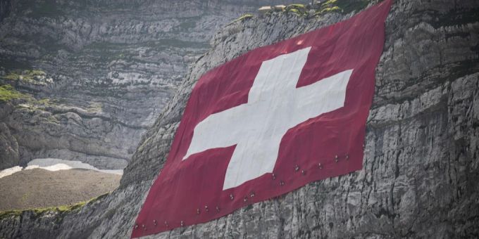 Anlässlich des Nationalfeiertags wird auf dem Säntis eine riesige Schweizer Fahne ausgerollt. Sie beträgt 80x80 Meter. Schweizer Fahne Säntis
