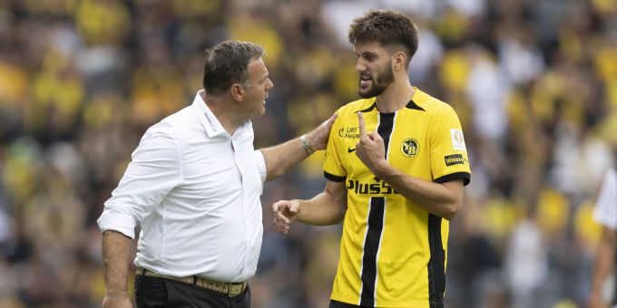 Trainer Patrick Rahmen und Anel Husic von YB im Gespräch. YB